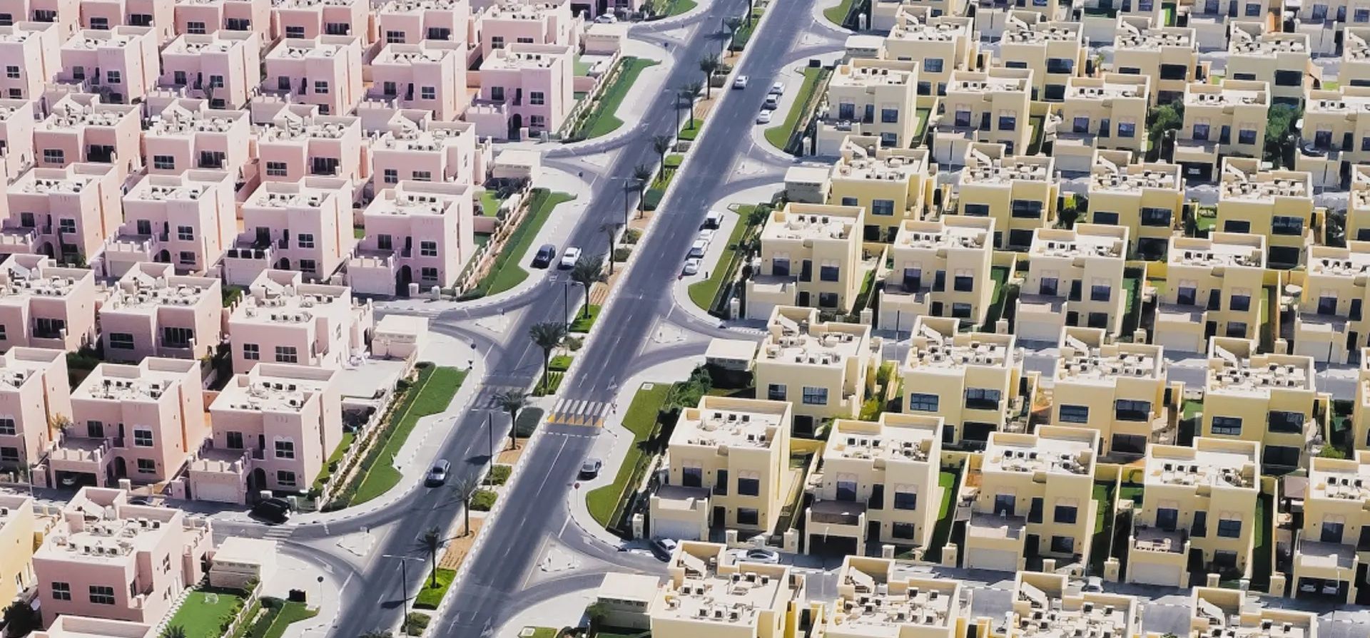 Distopía suburbana por Florian Kriechbaumer. Una comunidad de villas especialmente diseñada en las afueras de Dubai, Emiratos Árabes Unidos, cuenta con casas con diseños idénticos. Las casas se caracterizan por un patrón bicolor y están dispuestas a lo largo de un sistema de calles de acceso rectangular.