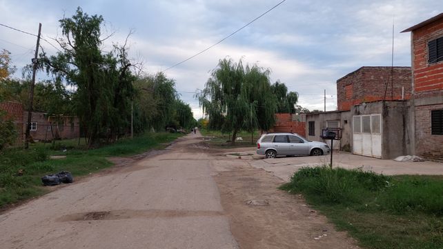 La zona de Azcuénaga al 3500, en el barrio Nueva Pompeya de la ciudad de Santa Fe, donde un policía mató a un pitbull que lo había atacado.