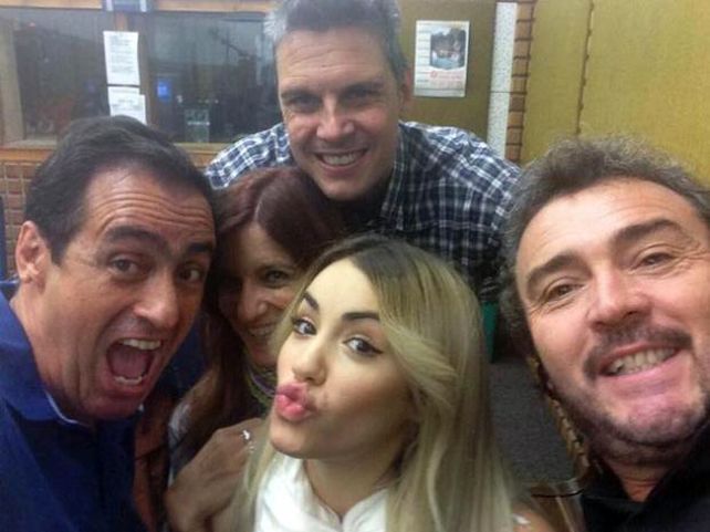 Selfies. Lali Espósito en los estudios de La Ocho junto a los integrantes del programa Todos en La Ocho