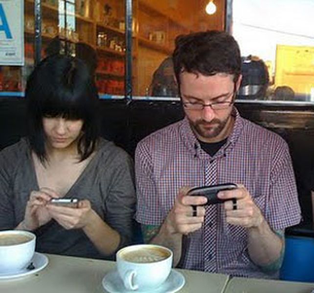 Es común la escena en la que varias personas se encuentran en una mesa sin hablar y mirando sus teléfonos.