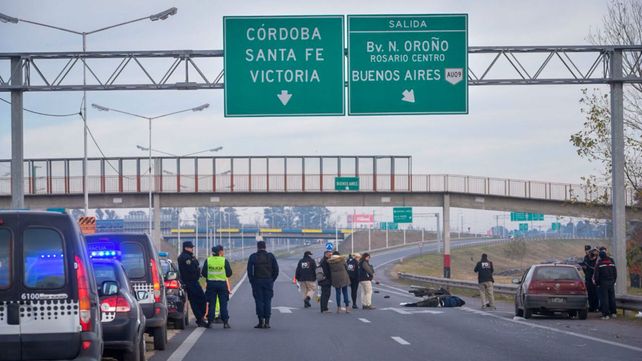 La policía trabaja en el lugar del accidente. El tránsito está cortado.&nbsp;
