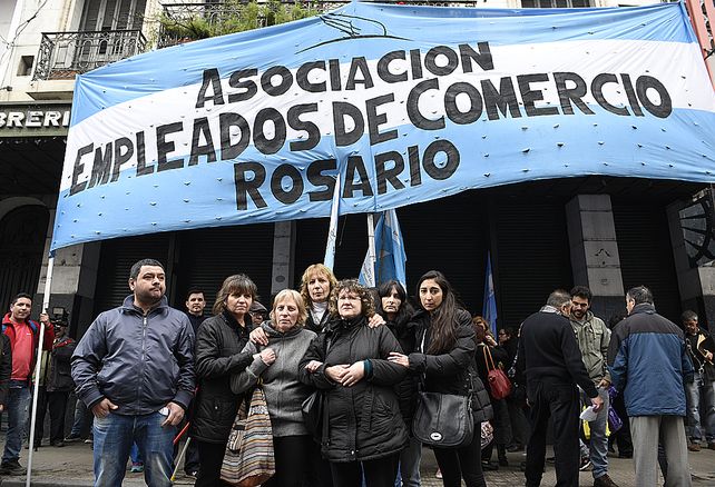 Rodeados. Los trabajadores del histórico comercio de San Luis al 1200 junto con referentes del gremio mercantil.