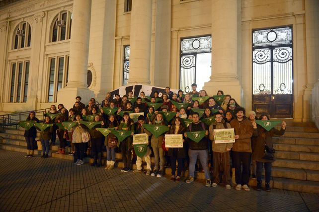 Un grupo de estudiantes de la Facultad de Medicina realizaron una vigilia a la espera de la votación en el Congreso.&nbsp;