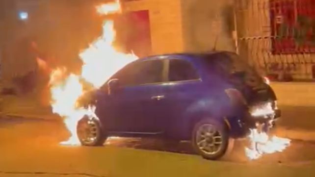 Volvieron los quemacoches. Así ardía en llamas el Fiat 500 en la cuadra de Humboldt al 4200.&nbsp;