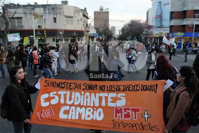 Alumnos terciarios marcharon contra las reformas educativas