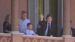 Martín Palermo y el Presidente en el balcón de la Casa Rosada.