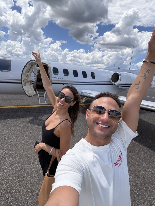 Éxito total en Punta del Este: Pampita y Leo Saleh en jet privado y el evento esteño de Punta Fashion Sunset