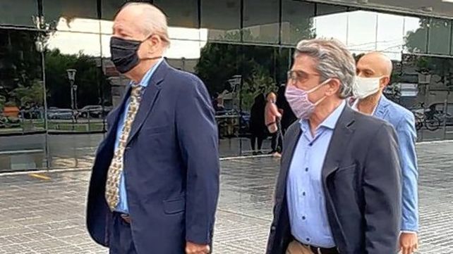 El senador Traferri y su abogado llegan este viernes al Centro de Justicia Penal de Rosario.   Foto: Twitter @georbeluatti
