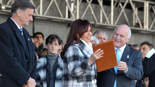 Cristina con Lifschitz y el también fallecido Hermes Binner, en un acto por el Día de la Bandera en Rosario.&nbsp;