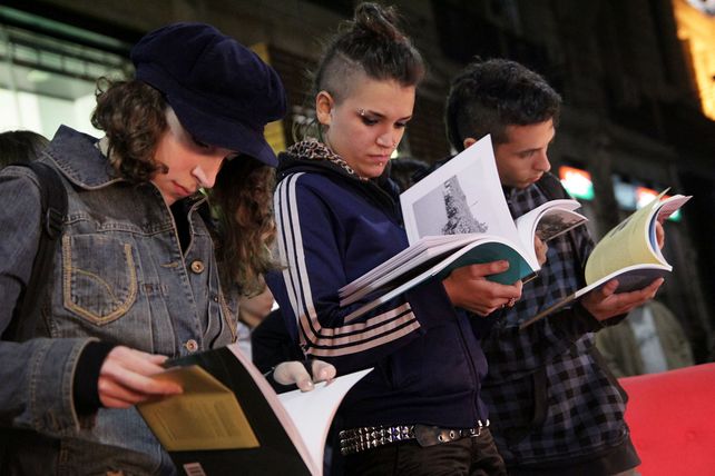 La convocatoria invita a leer y participar también en las redes sociales.