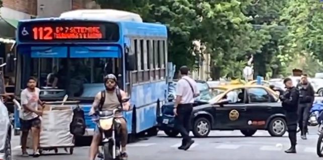 Captura de TV. El choque paralizó el tránsito en el centro rosarino.