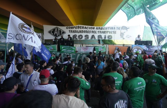 Unidad. Un amplio espectro de organizaciones sindicales y sociales se reunió en el cruce de Circunvalación y Perón.