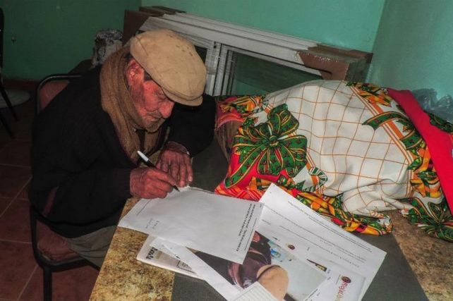 El bisabuelo de 90 años que está terminando la primaria