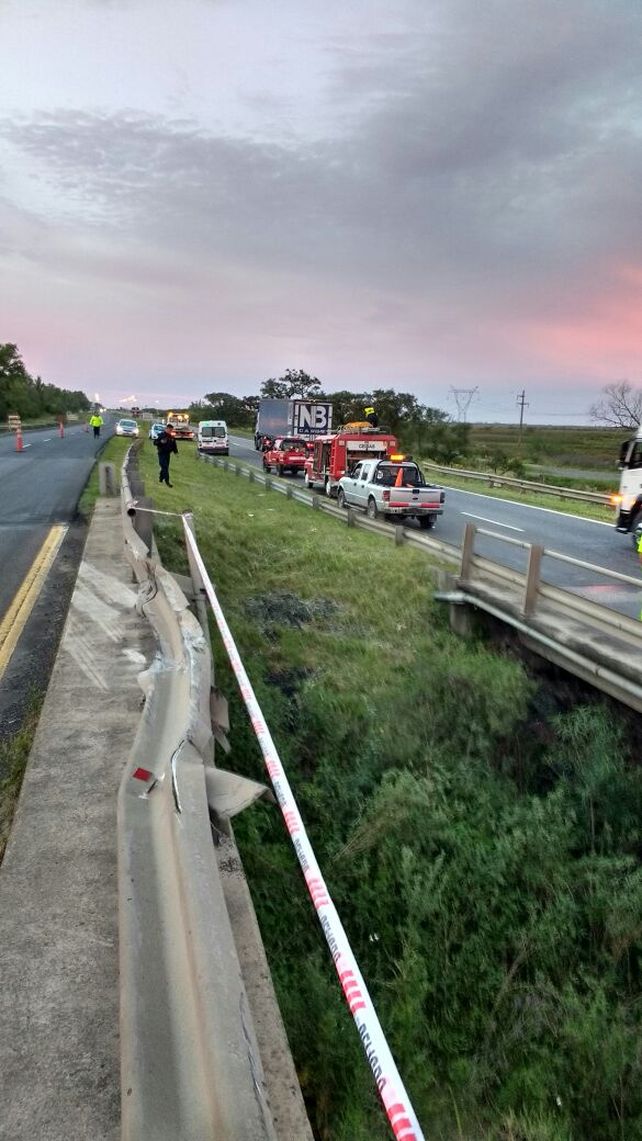 Un camionero murió al caer con su camión debajo de un puente
