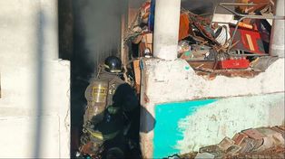 Se incendió la casa de un acumulador compulsivo en barrio Belgrano