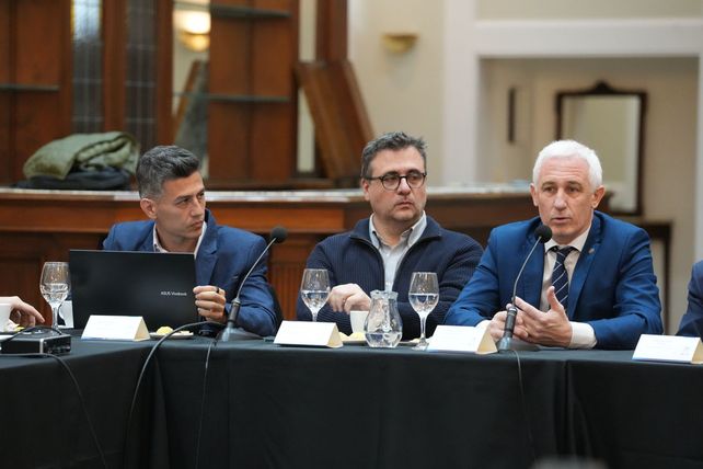 Nicol&aacute;s Ruggiero de Fundaci&oacute;n Rosario, Sebasti&aacute;n Chale, secretario de Gobierno de Rosario, y Cristian Cunha, secretario de Cooperaci&oacute;n de Santa Fe
