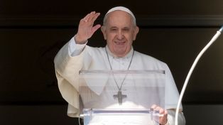 El Papa Francisco saludó a los fieles reunidos en la Plaza San Pedro.