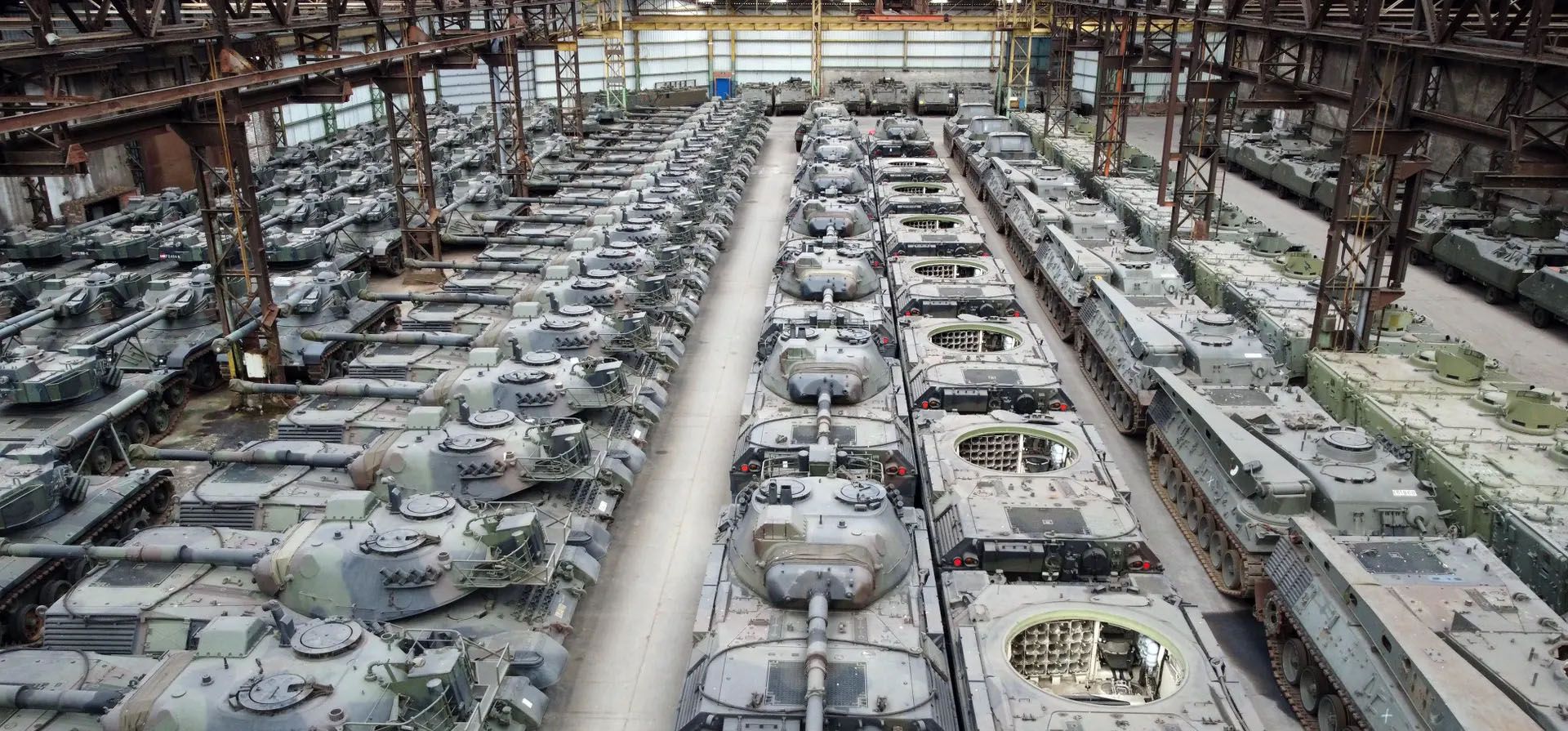 Tanques Leopard 1 de fabricación alemana, que fueron vendidos por el ejército belga a la compañía de defensa OIP Land Systems hace algunos años. El gobierno belga espera volver a comprarlos para suministrarlos a Ucrania. Fotografía: Agencia Anadolu/Getty Images