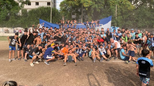 Alegría total. La gran familia de Banco armó su propio carnaval en el barrio La Florida.