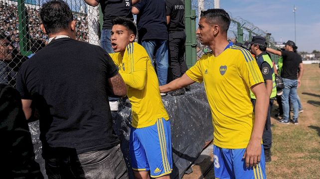 Boca juega ante Sarmiento. En la previa hubo incidentes entre simpatizantes.