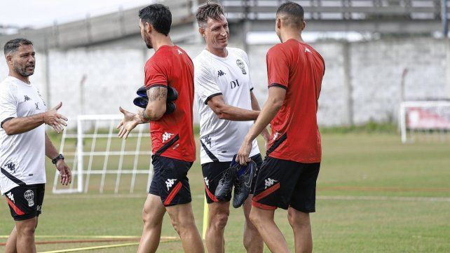 Facundo Sava inició su ciclo como DT de Huracán.