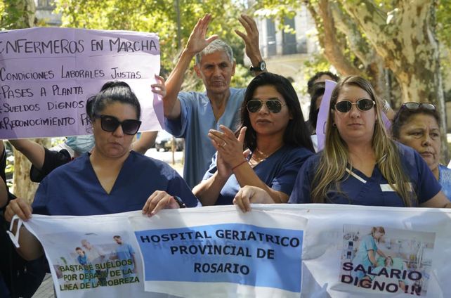 Precarizados y pluriempleados: los enfermeros instalan una carpa de protesta en pleno centro