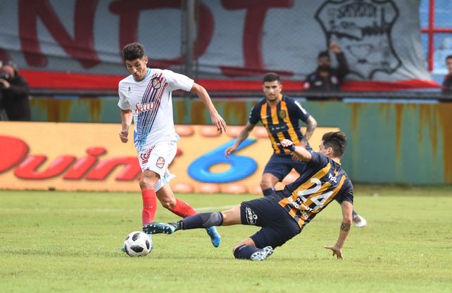 Alfonso Parot va con vehemencia al piso, en busca de la pelota. El chileno era titular indiscutido en ese entonces.