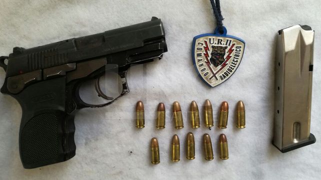 Detuvieron a dos violentos sujetos con un arma de guerra cargada