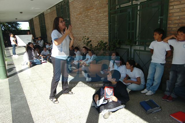 A partir del lunes, los chicos de la escuela Juan de Garay tendrán mesas y sillas