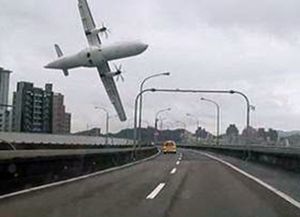 Al menos 13 pasajeros murieron al estrellarse un avión en Taiwán