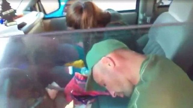 Las fuertes imágenes de una pareja adicta a la heroína con sus hijos en la parte trasera del auto