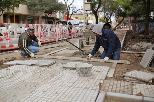 Avanzan los trabajos de puesta en valor de la plaza Pueyrredón