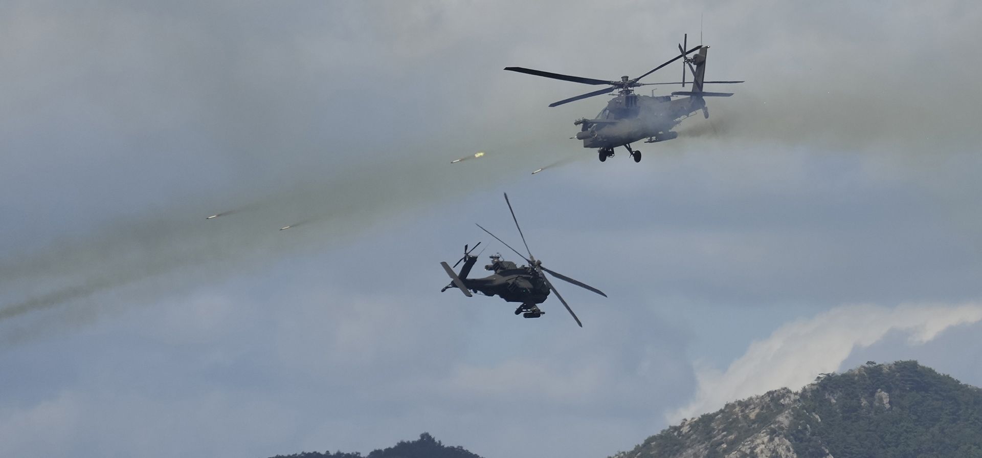 Un helicóptero Apache del ejército de Corea del Sur dispara cohetes durante una demostración de maniobras y fuego real como parte del evento de la Exposición de Defensa de Corea en el sitio de entrenamiento militar contra incendios en Pocheon, Corea del Sur, el martes 20 de septiembre de 2022. 