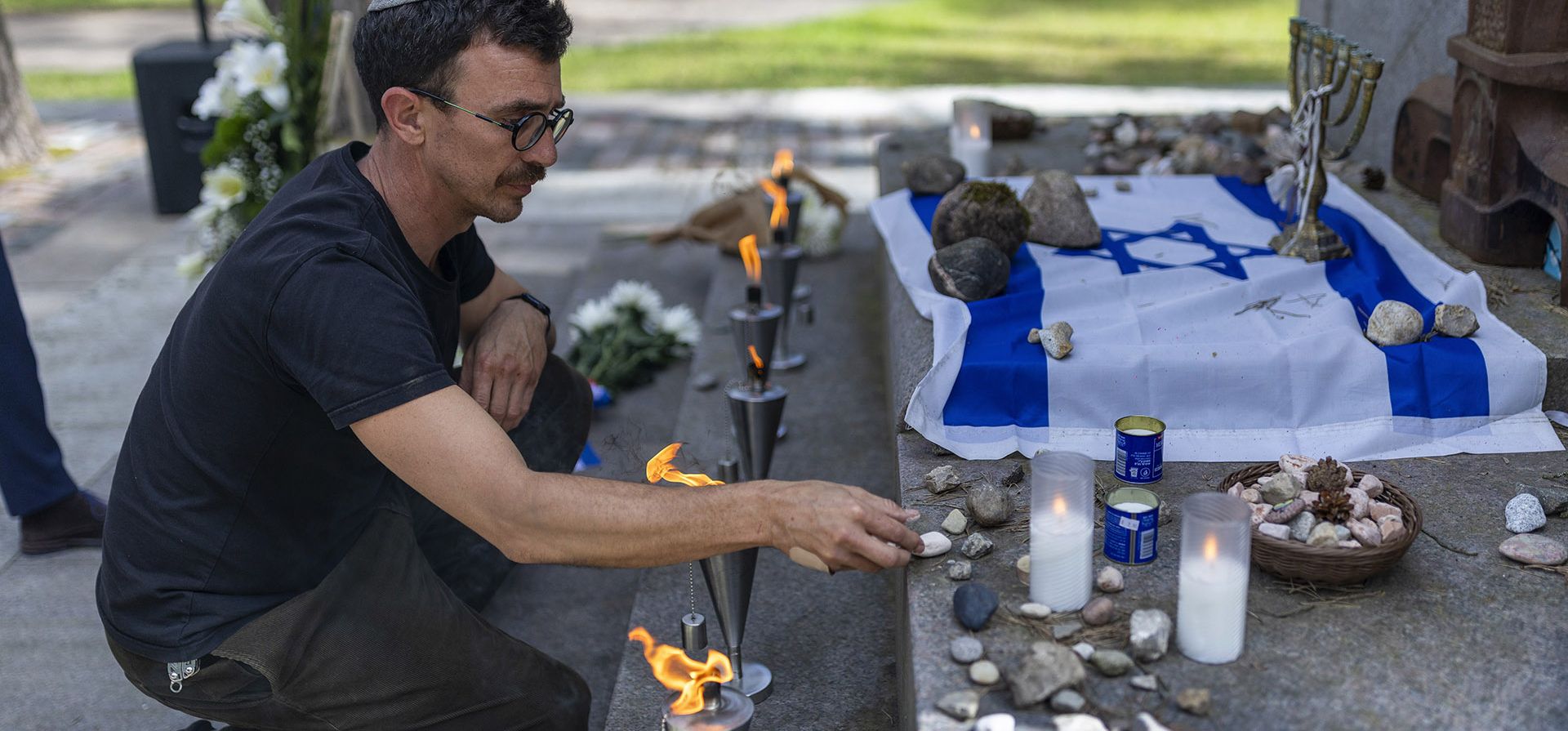 Un hombre coloca piedras al pie de un monumento de granito a los sobrevivientes del Holocausto en Paneriai, en memoria del pueblo judío de Vilna asesinado por los nazis durante el Yom HaShoah (Día del Recuerdo del Holocausto) en Vilna, Lituania, el jueves 24 de abril de 2025. (Foto AP/Mindaugas Kulbis) Un hombre coloca piedras al pie de un monumento de granito a los sobrevivientes del Holocausto en Paneriai, en memoria del pueblo judío de Vilna asesinado por los nazis durante el Yom HaShoah (Día del Recuerdo del Holocausto) en Vilna, Lituania, el jueves 24 de abril de 2025. (Foto AP/Mindaugas Kulbis)