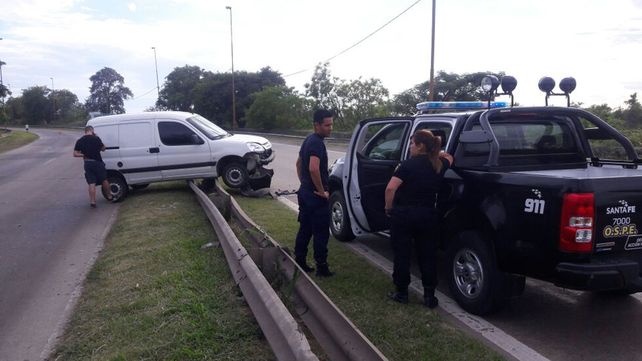 Mordió la banquina y quedó sobre el guardarrail