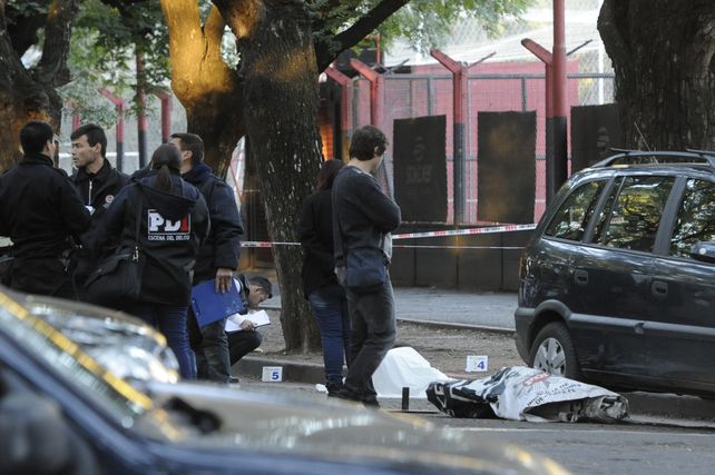 Personal policial trabaja en el lugar donde esta tarde se produjo el asesinato.