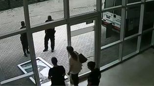 Así se desplomó una puerta en el Cemafé