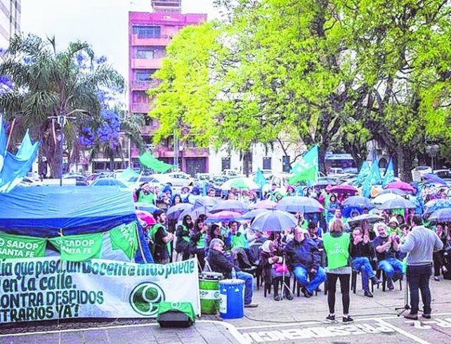 Pedido. Hace un mes y medio las seccionales del Sadop Santa Fe y Rosario reclaman con una carpa ante la Legislatura.&nbsp;