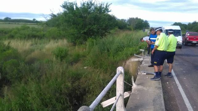 Un auto cayó al vacío en el puente blanco de la ruta provincial 131