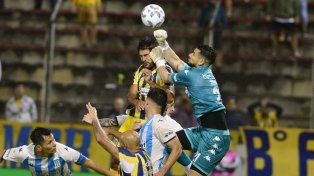 Arias impacta sobre la cara de Mallo y hubo penal para Central en el choque ante Racing, en Salta.