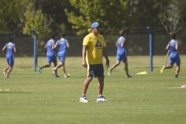 Jorge Almirón comienza a trabajar junto a su plantel para potenciar el fútbol de Central.