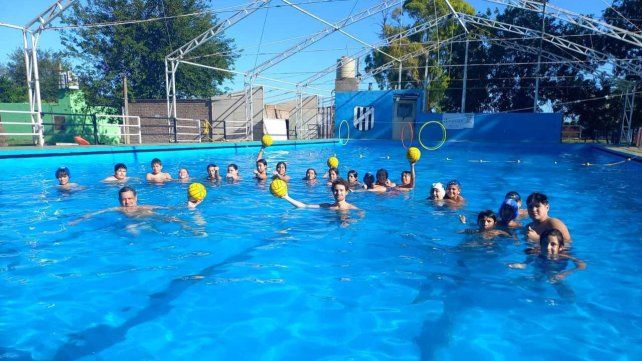 La Escuela de Waterpolo Social busca llevar el deporte a todos los extremos de Rosario.