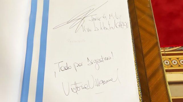 &nbsp;Javier Milei firmó el libro de honor del Congreso de la Nación con la arenga Viva la Libertad