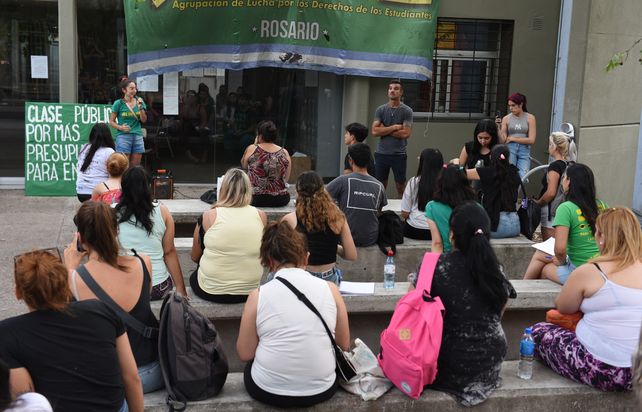 Clase pública en Enfermería para reclamar más presupuesto