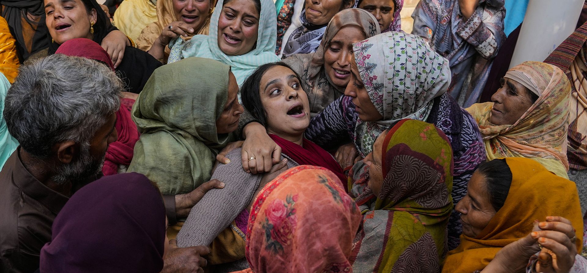 Un familiar llora por el médico de Cachemira Shahnawaz, quien se encontraba entre los muertos cuando hombres armados dispararon contra personas que trabajaban en un proyecto de túnel estratégico en la Cachemira controlada por la India, en la aldea de Nadigam, al suroeste de Srinagar, el lunes 21 de octubre de 2024. (Foto AP/Mukhtar Khan) Un familiar llora por el médico de Cachemira Shahnawaz, quien se encontraba entre los muertos cuando hombres armados dispararon contra personas que trabajaban en un proyecto de túnel estratégico en la Cachemira controlada por la India, en la aldea de Nadigam, al suroeste de Srinagar, el lunes 21 de octubre de 2024. (Foto AP/Mukhtar Khan)