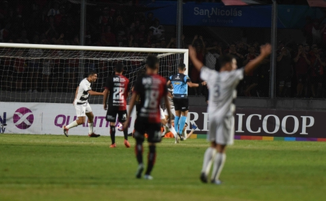 Los rojinegros se despidieron de la Copa Argentina frente a un equipo del cuarto nivel del fútbol argentino.