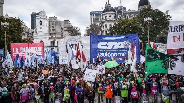 Hay rechazo de trabajadores y gremios por la letra chica de la reforma laboral que elimina colegios profesionales y estatutos