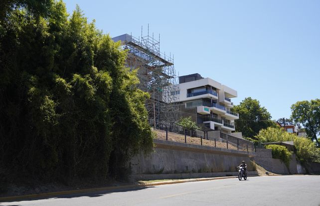 Cerca de una decena de condominios de alta gama copan las barrancas de la costanera norte