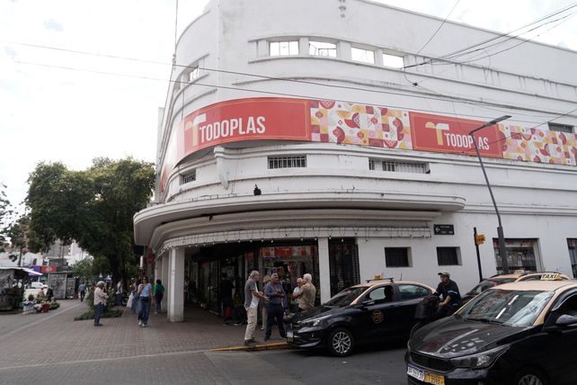 Otro bazar que se quedó con una esquina estratégica de Rosario es Todoplas, del inversor Shengfu Chen.