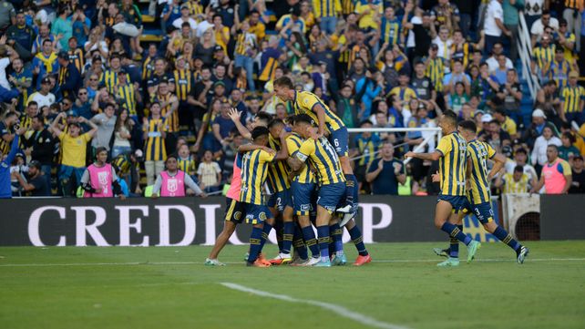 Los futbolistas canallas celebran ante Independiente. Hoy querrán repetir en el Tomás A. Ducó.